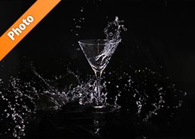 カクテルグラスと水が飛び散る写真・フォト素材