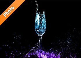青・紫色に着色されたシャンパングラスと水しぶきの写真・フォト素材