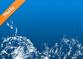 青背景の水飛沫が上がる写真・フォト