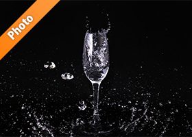 シャンパングラスと水が飛び散る写真・フォト素材