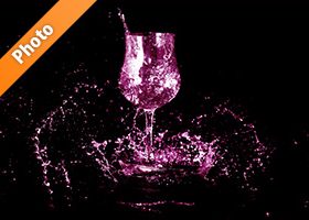 ピンクに着色されたワイングラスと水が散布する写真・フォト素材