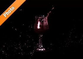 赤ワインとグラスが躍動する写真・フォト フリー素材