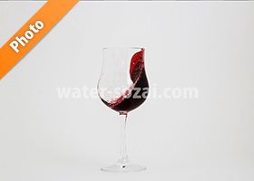 グラスの中で赤ワインが波打つ写真・フォト