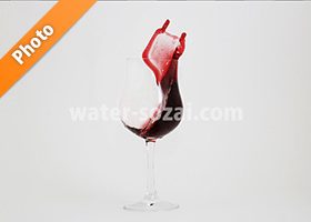 グラスの上に赤ワインが飛び上がる写真・フォト