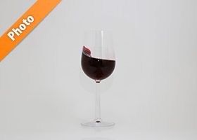 グラスの中で揺れる赤ワインの写真・フォト