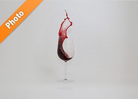 グラスから赤ワインが飛び出す写真・フォト